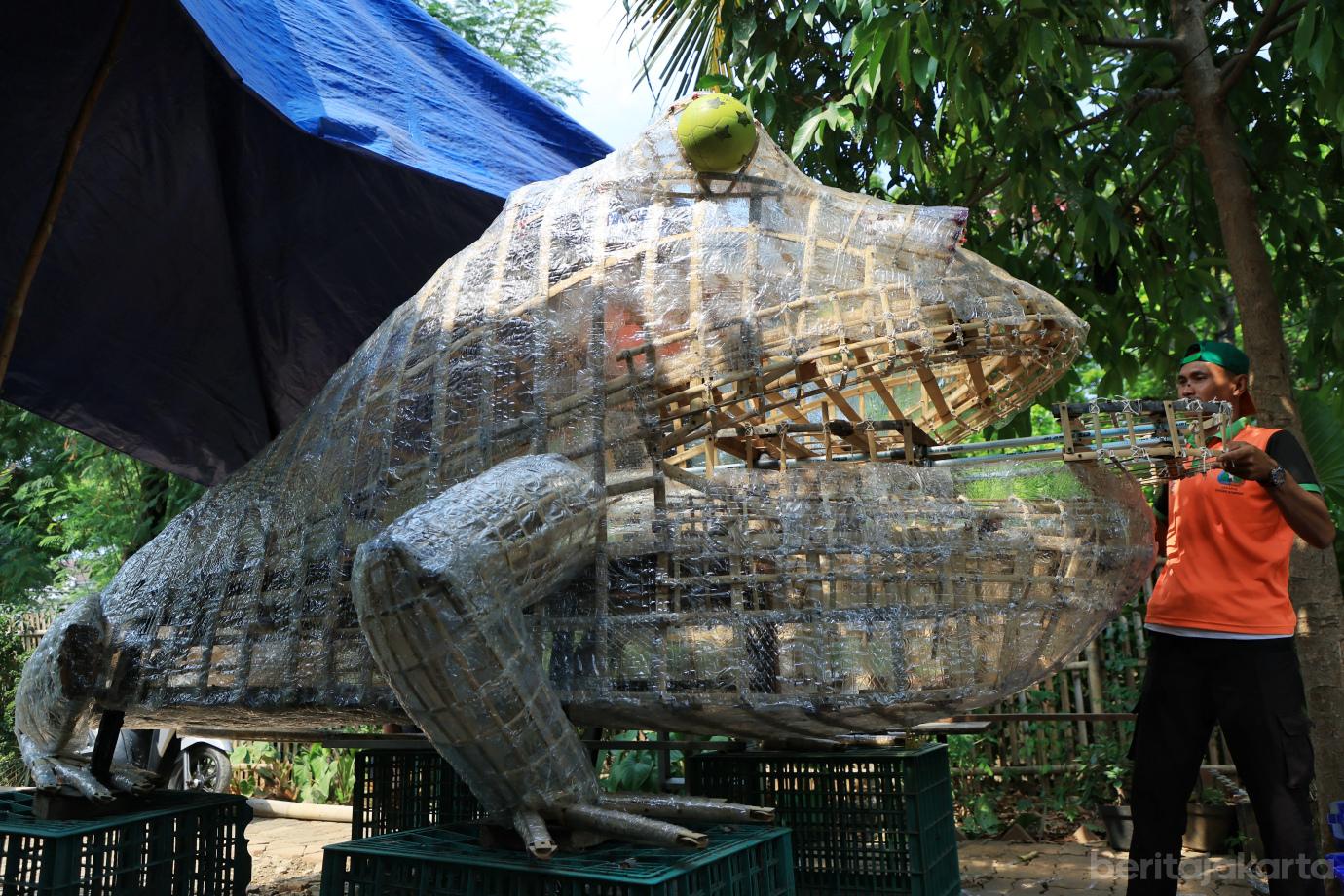 1.UPS Badan Air Duren Sawit Sulap Botol Plastik Jadi Perahu Kodok