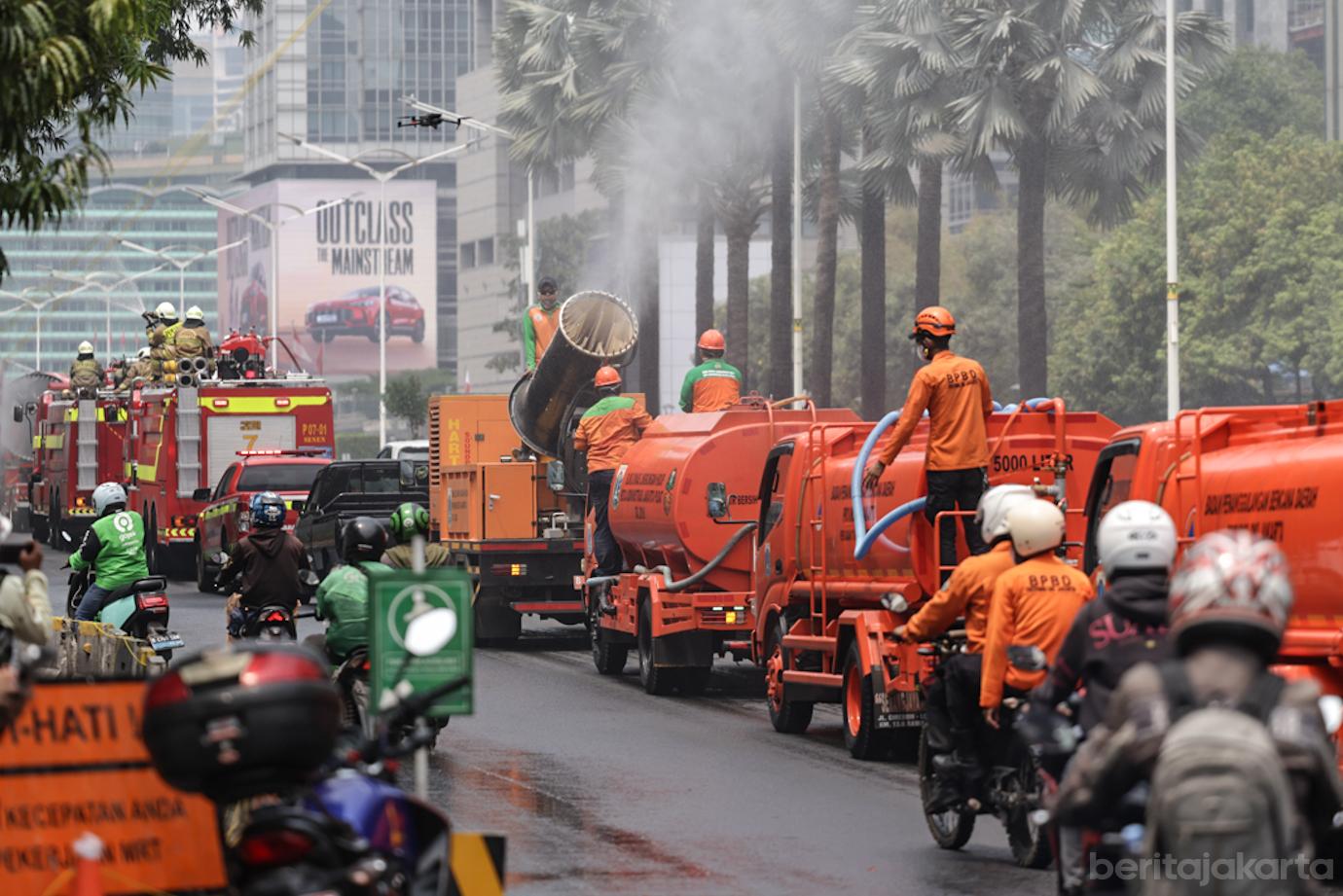 Petugas Semprot Water Mist Antisipasi Abu Gunung Anak Krakatau 6