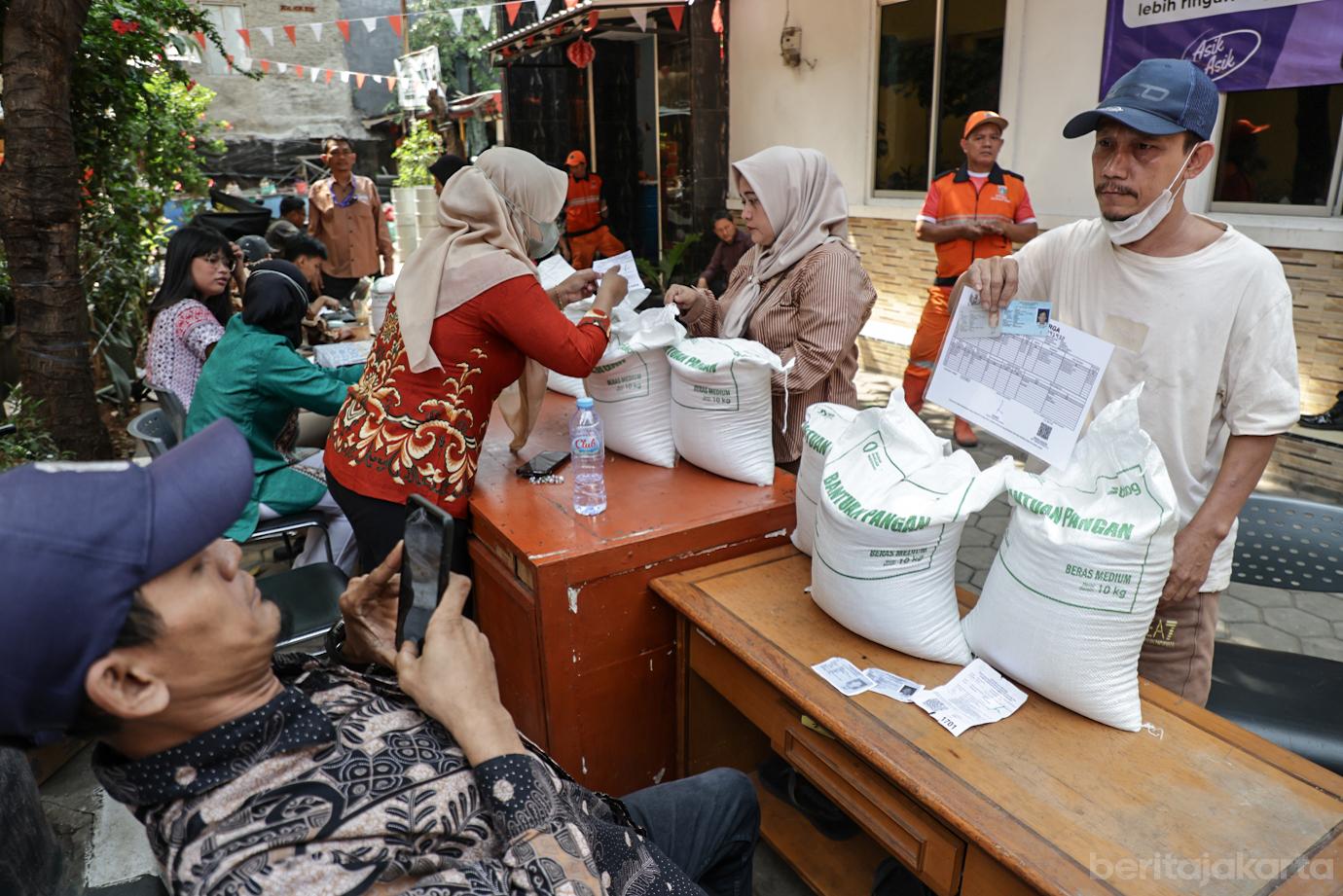 Delapan Ribu Karung Beras di Kelurahan Angke Mulai di Distribusikan  3