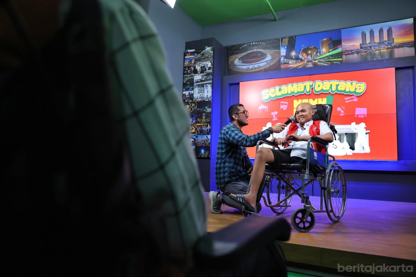 8.Antusiasme Anak Pejuang Kanker Jadi Reporter Cilik di Studio Berita Jakarta