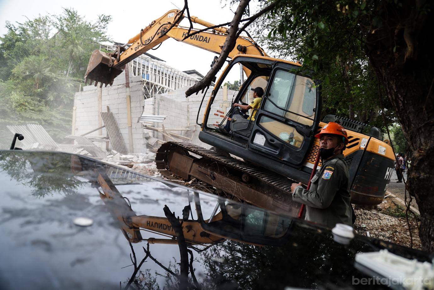 250 Petugas Gabungan Tertibkan Lahan Taman di Kembangan Utara 6