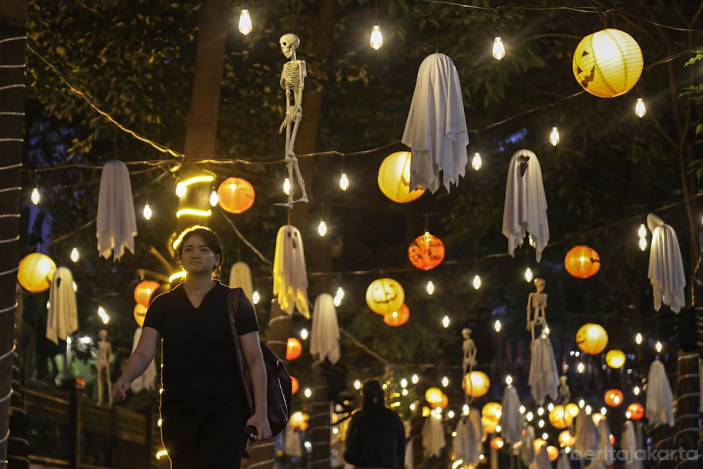 Aneka Ragam Boneka Hantu Hiasi Pedestrian Sudirman 5