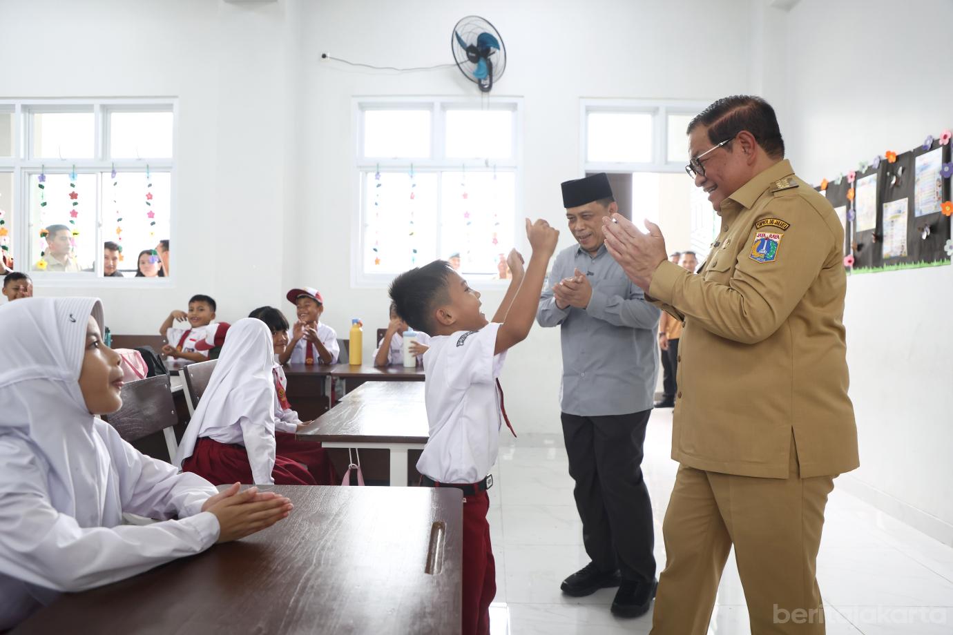 7.Pramono Tinjau SDN Pekayon 05 dan SMPN 91