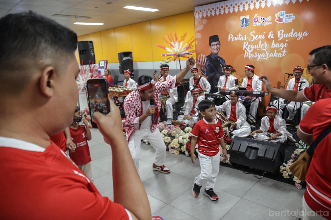 Gambang Kromong Hibur Para Penonton Timnas di Stasiun MRT Istora Mandiri 5
