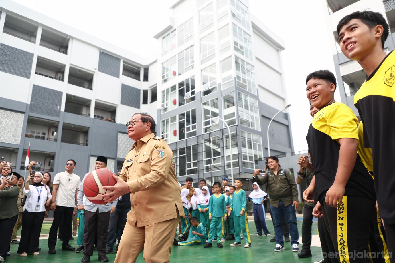 3.Pramono Tinjau SDN Pekayon 05 dan SMPN 91