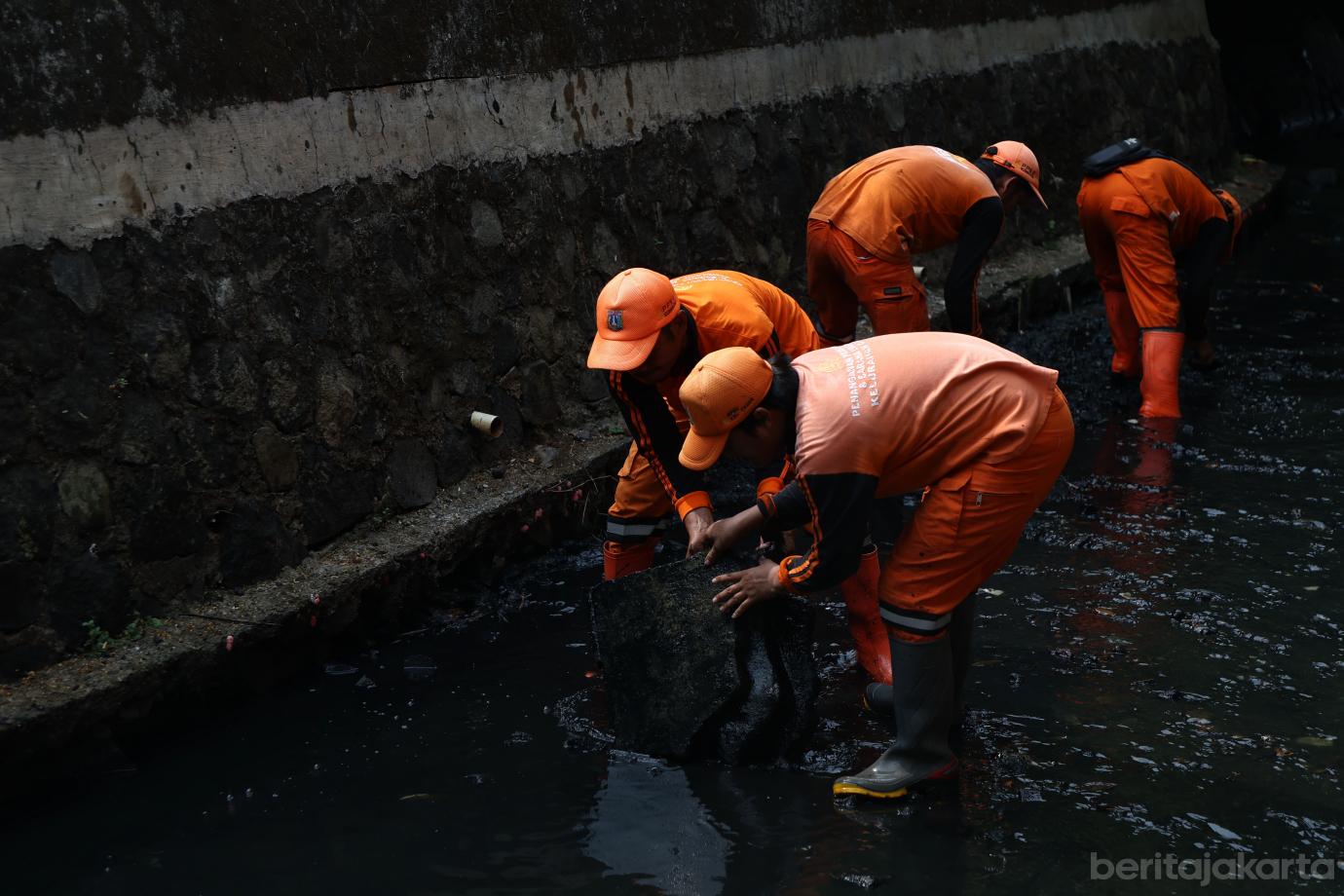 2.Antisipasi Musim Hujan, Gabungan Gerebek Saluran di Cilangkap