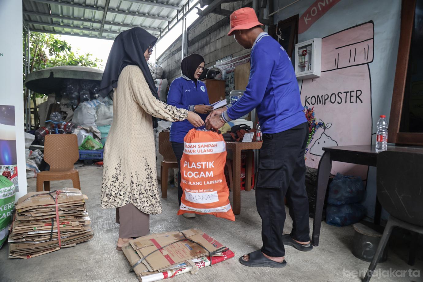 Melihat Layanan Jemput Bola di Bank Sampah Kenanga Semper Barat 6