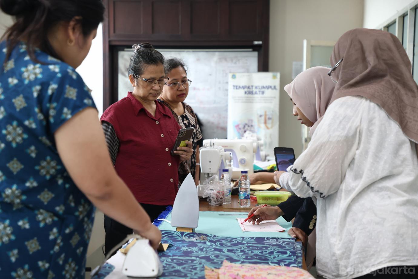 1.PPKUKM Gelar Pelatihan Menjahit Kebaya