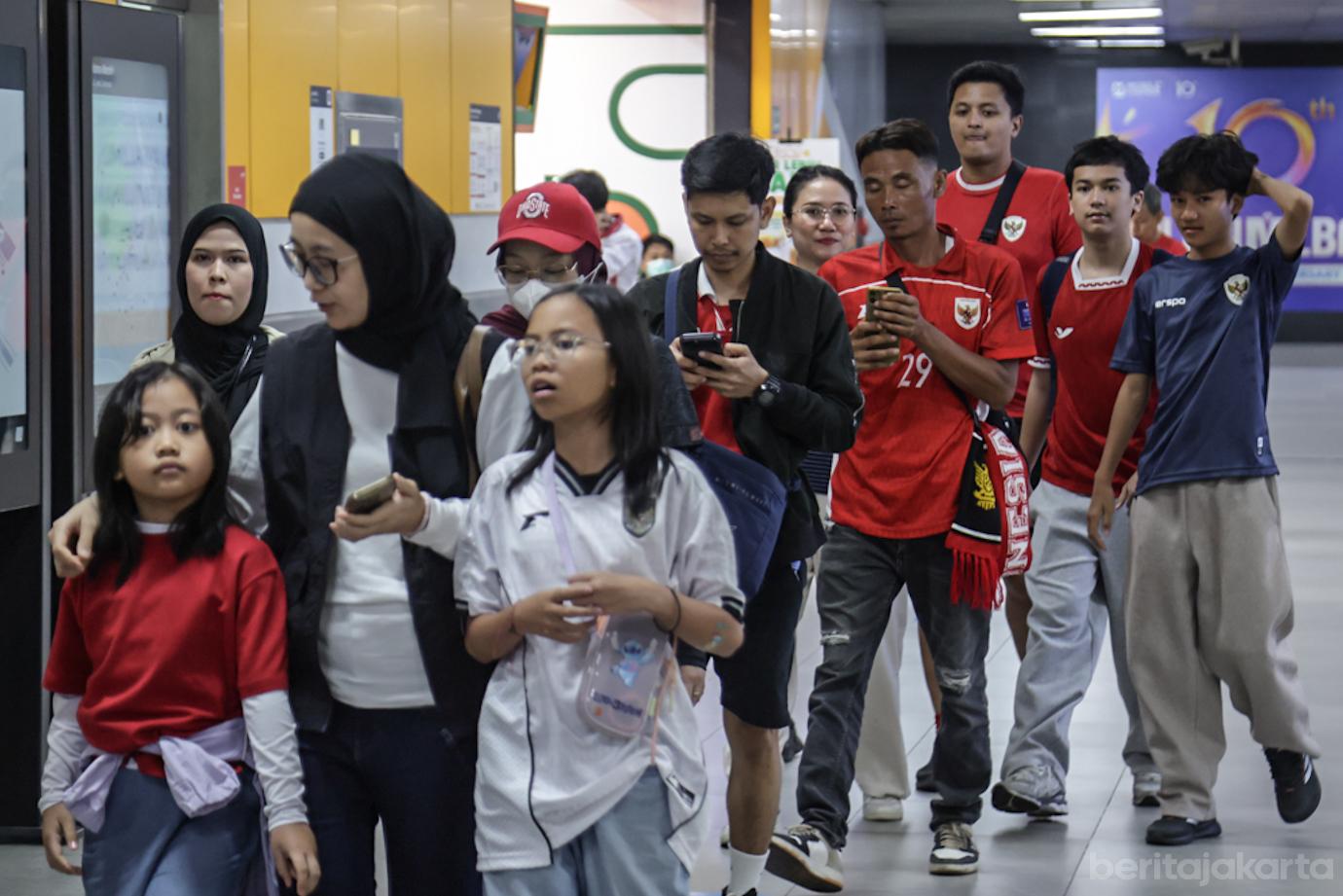 Gambang Kromong Hibur Para Penonton Timnas di Stasiun MRT Istora Mandiri 6