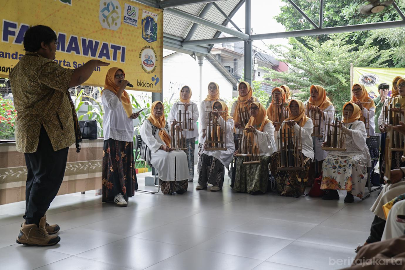 Melihat Asiknya Para Lansia Bermain Angklung 4