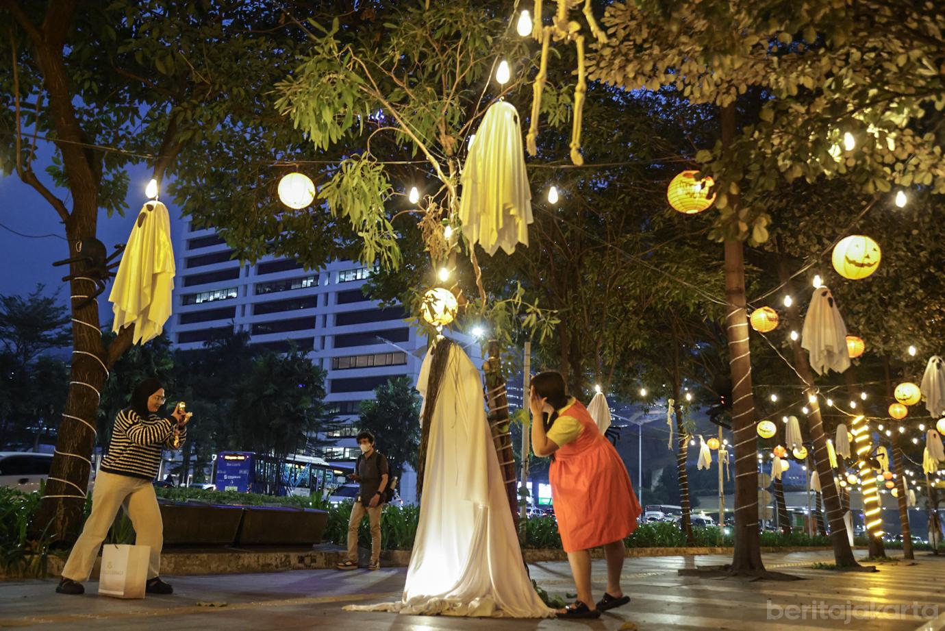 Aneka Ragam Boneka Hantu Hiasi Pedestrian Sudirman 6