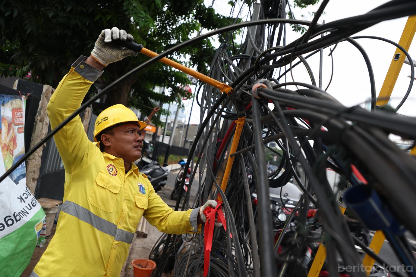3.Dinas Bina Marga Tertibkan Kabel Udara di Jalan KS Tubun