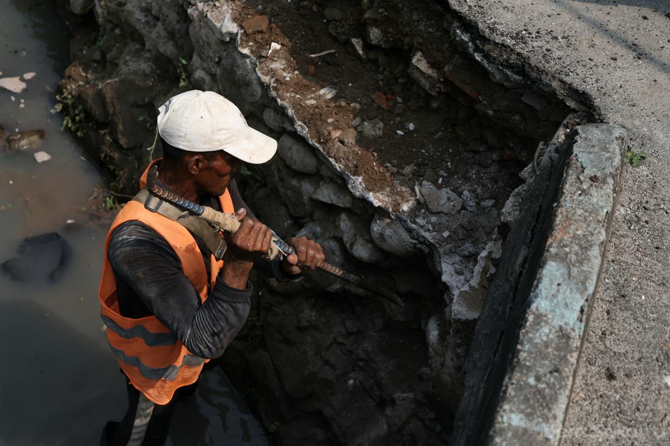 2.Sudin SDA Jaktim Revitalisasi Turap Kali Induk