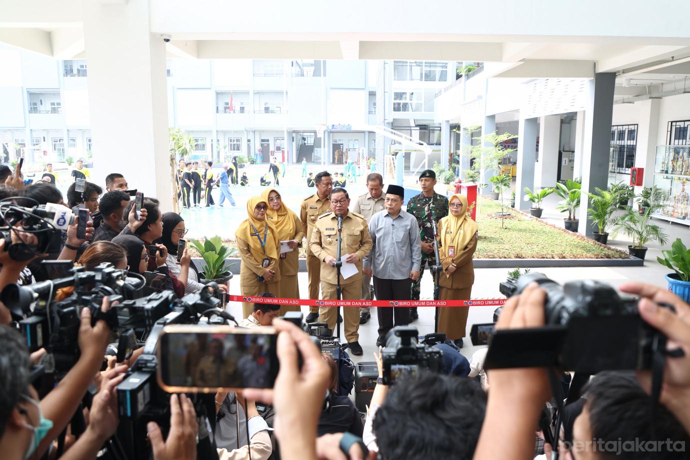 9.Pramono Tinjau SDN Pekayon 05 dan SMPN 91
