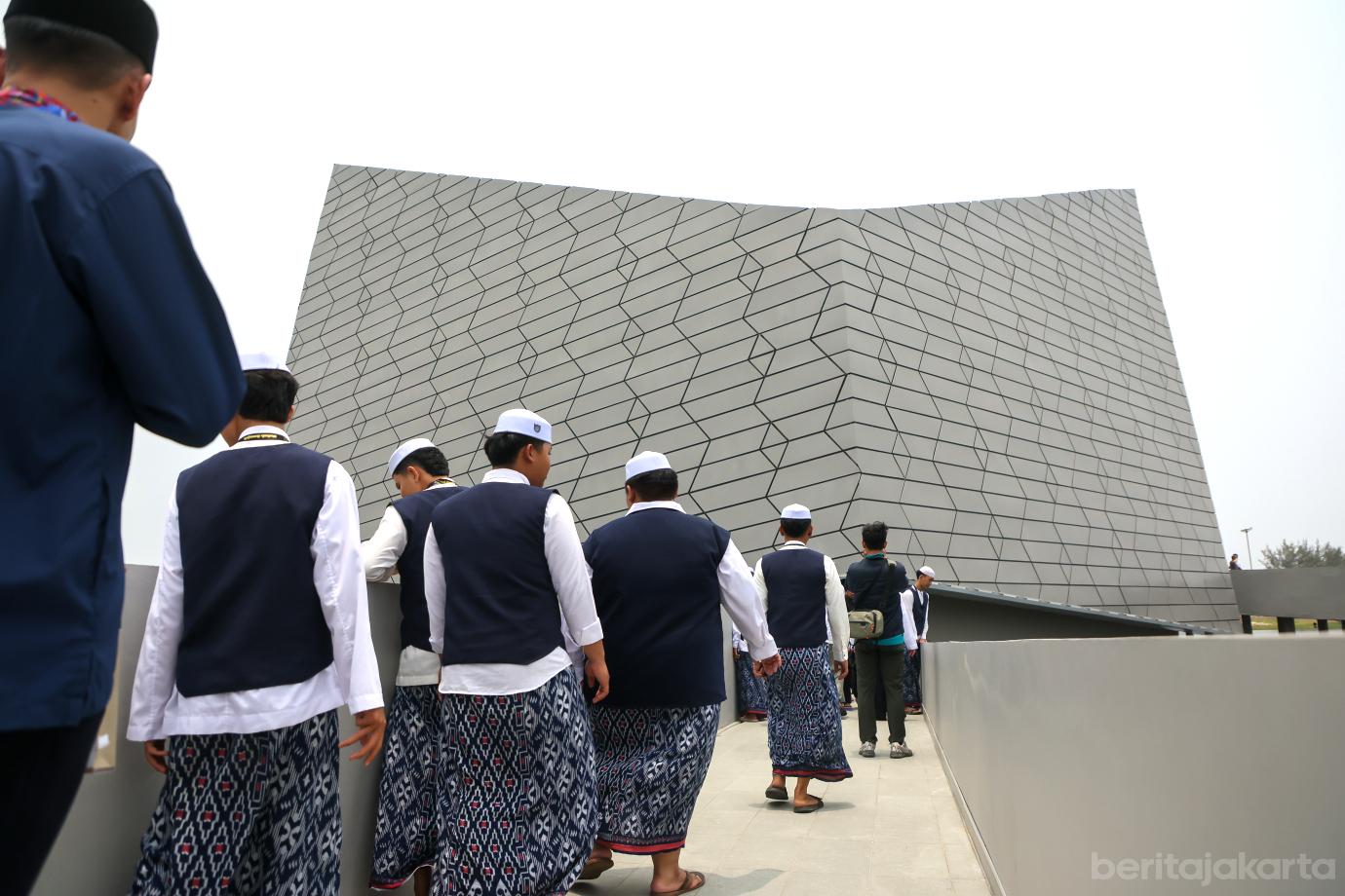 6 masjid apung anur