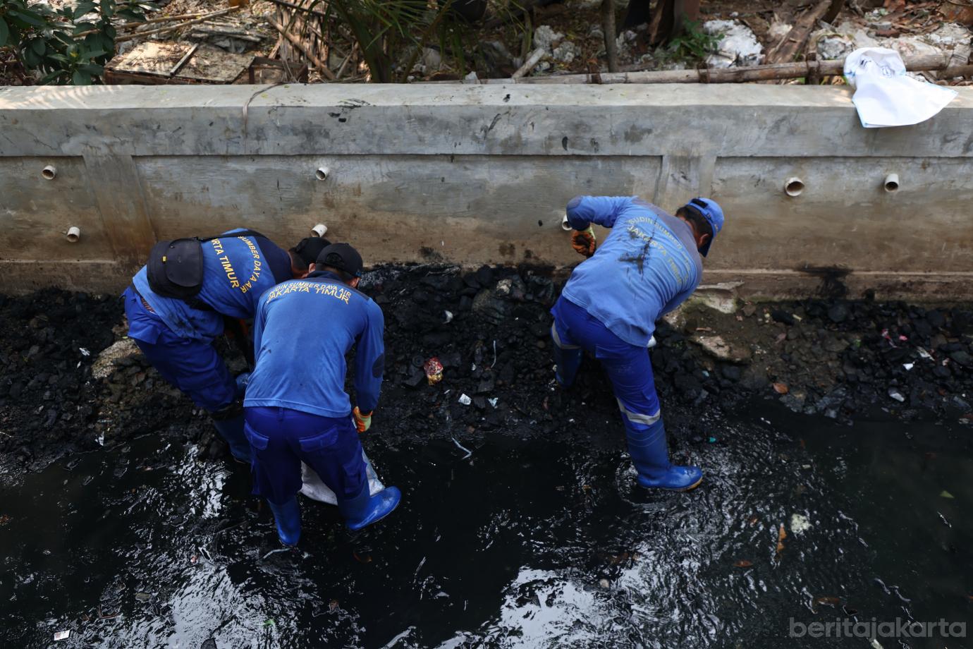 5.Antisipasi Musim Hujan, Gabungan Gerebek Saluran di Cilangkap