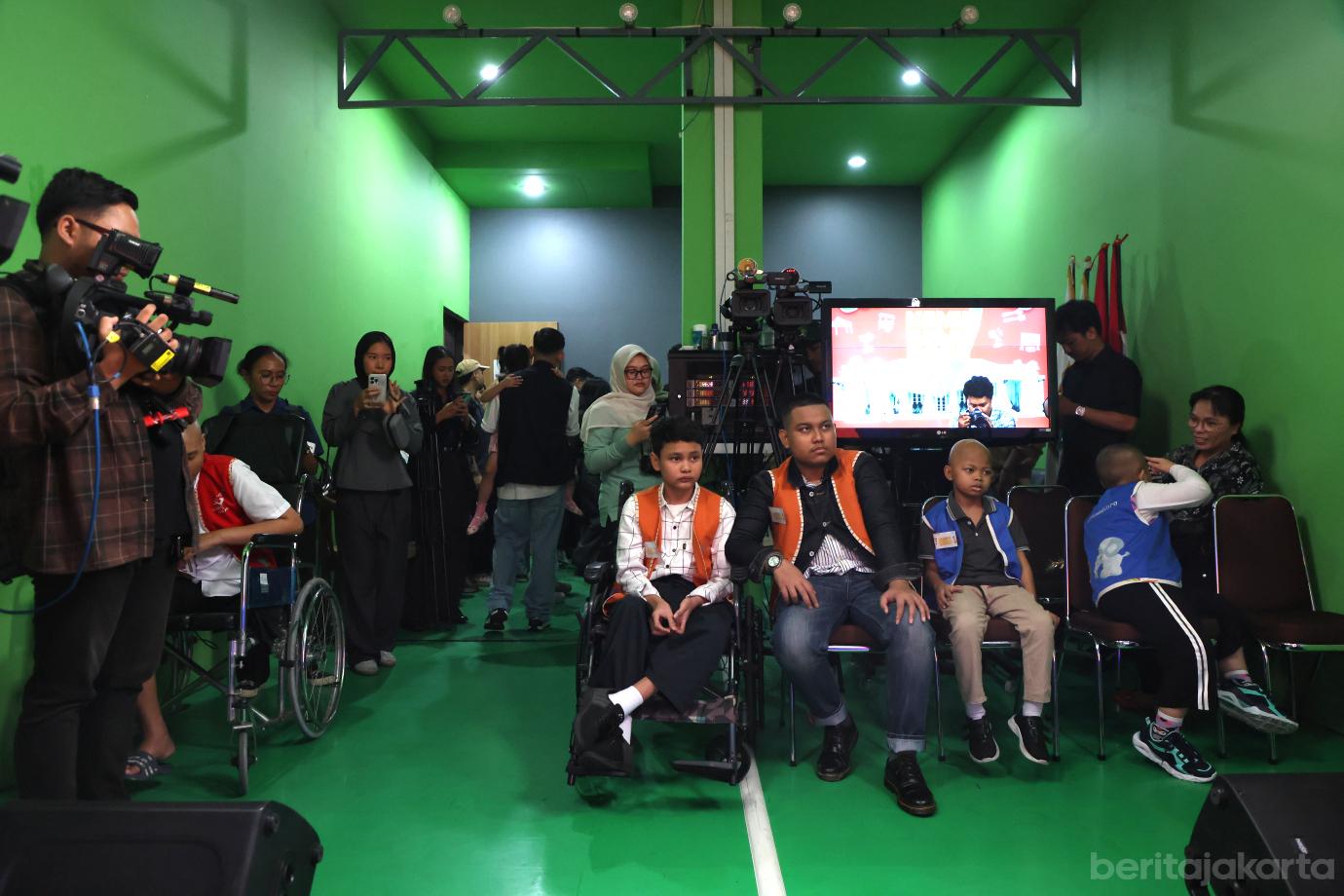 1.Antusiasme Anak Pejuang Kanker Jadi Reporter Cilik di Studio Berita Jakarta (1)