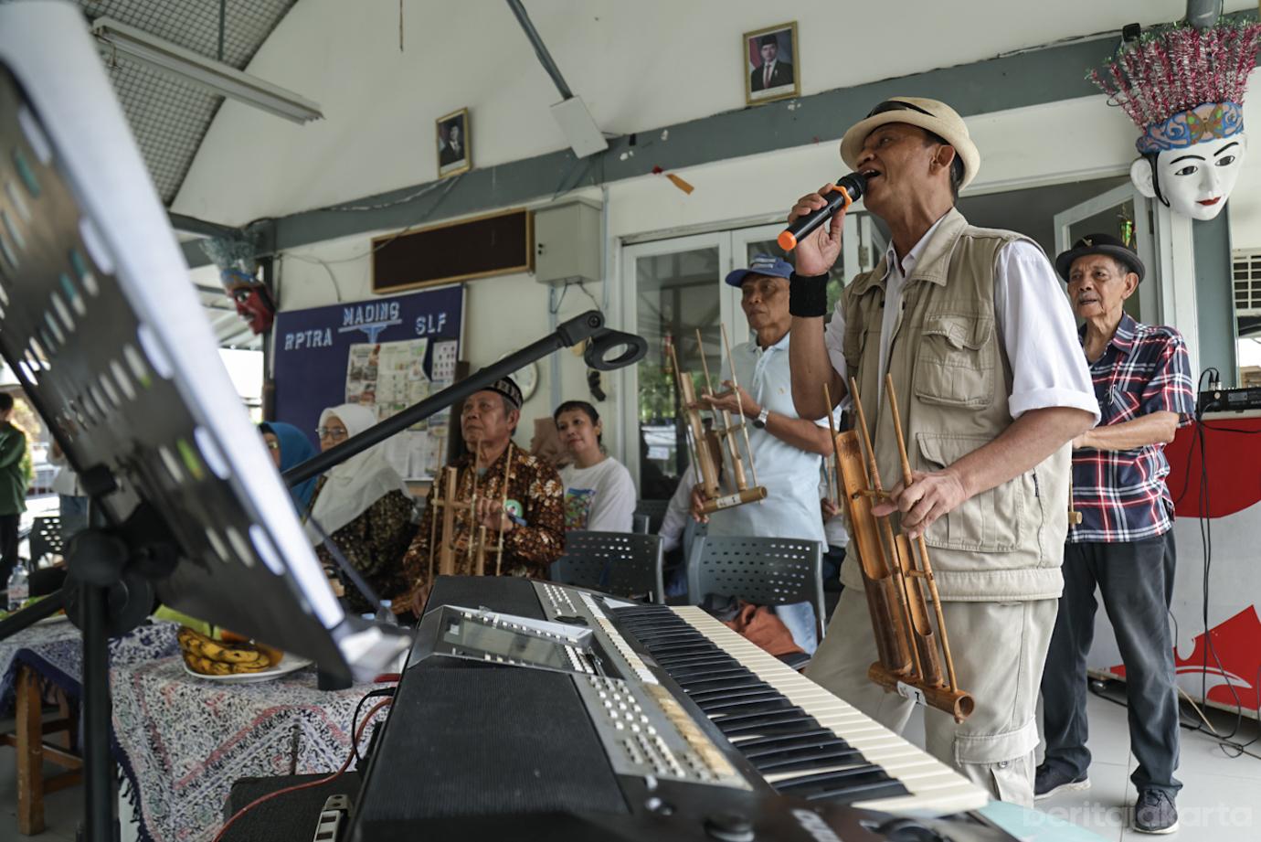 Melihat Asiknya Para Lansia Bermain Angklung 2