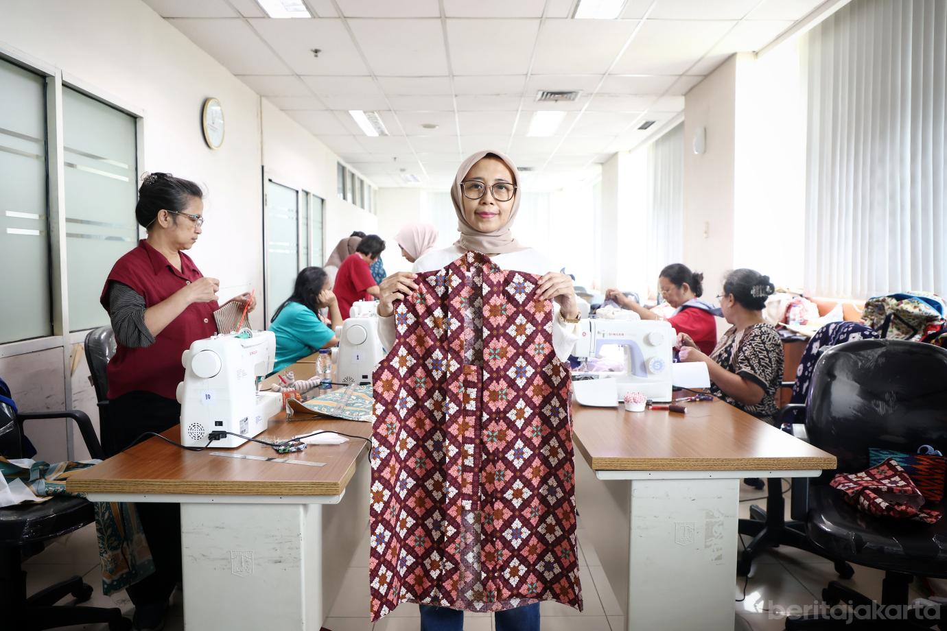 7.PPKUKM Gelar Pelatihan Menjahit Kebaya