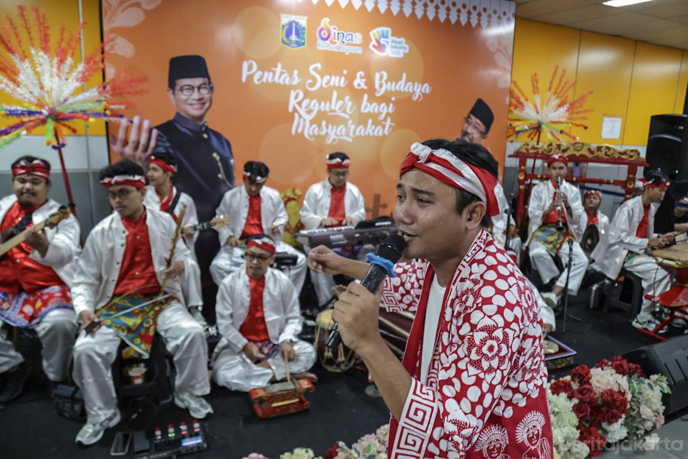 Gambang Kromong Hibur Para Penonton Timnas di Stasiun MRT Istora Mandiri 3