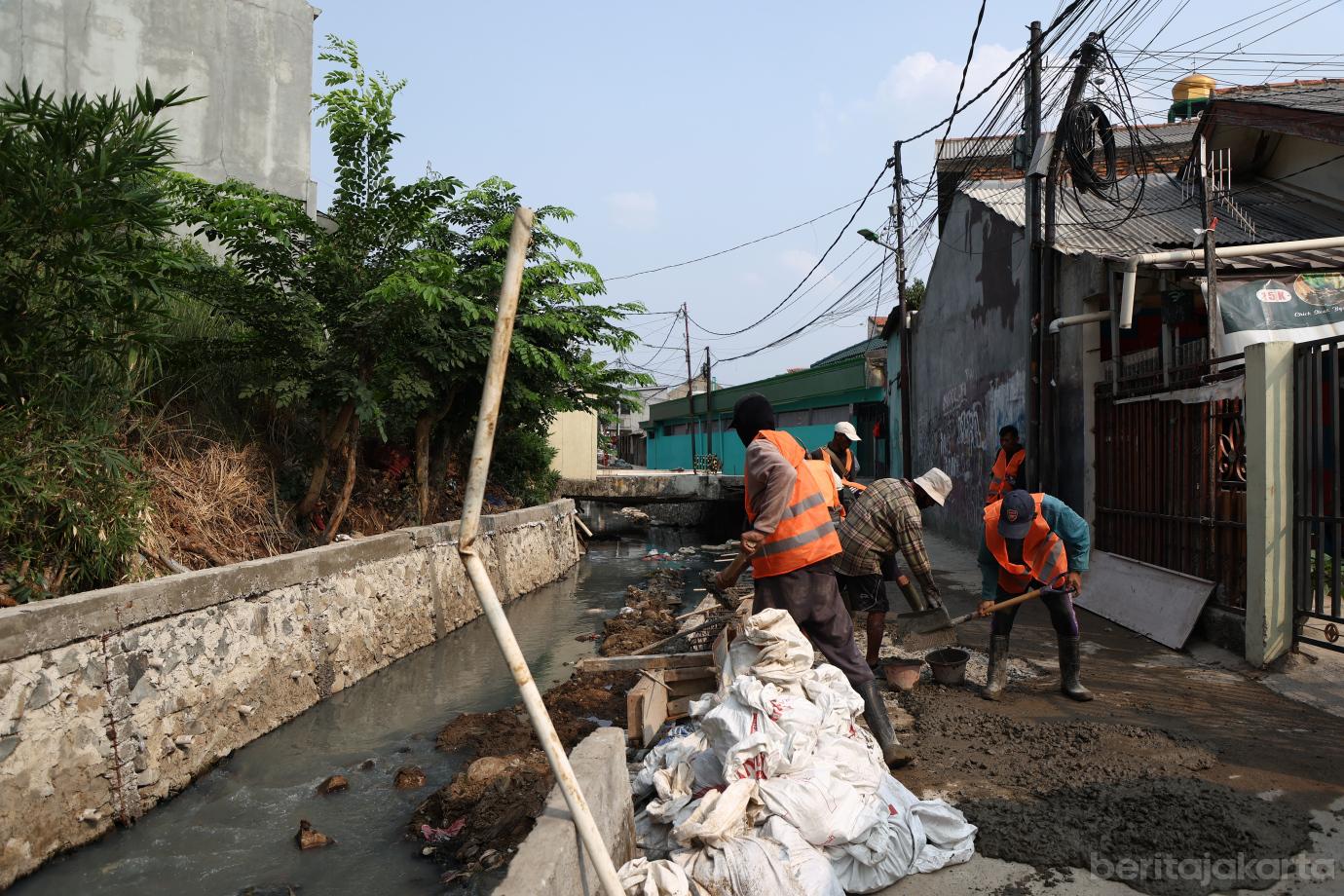 1.Sudin SDA Jaktim Revitalisasi Turap Kali Induk