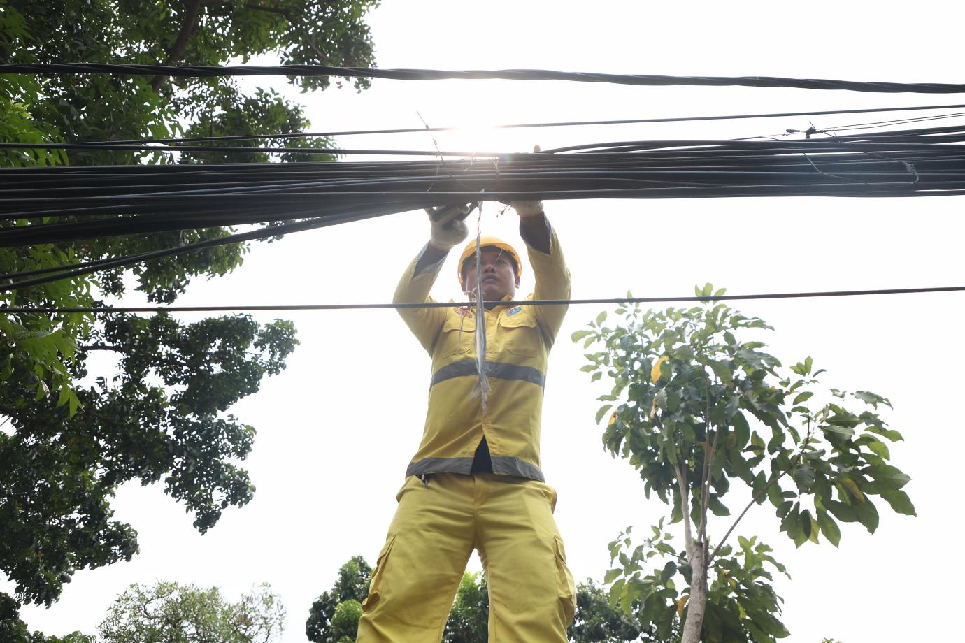 4.Dinas Bina Marga Tertibkan Kabel Udara di Jalan KS Tubun