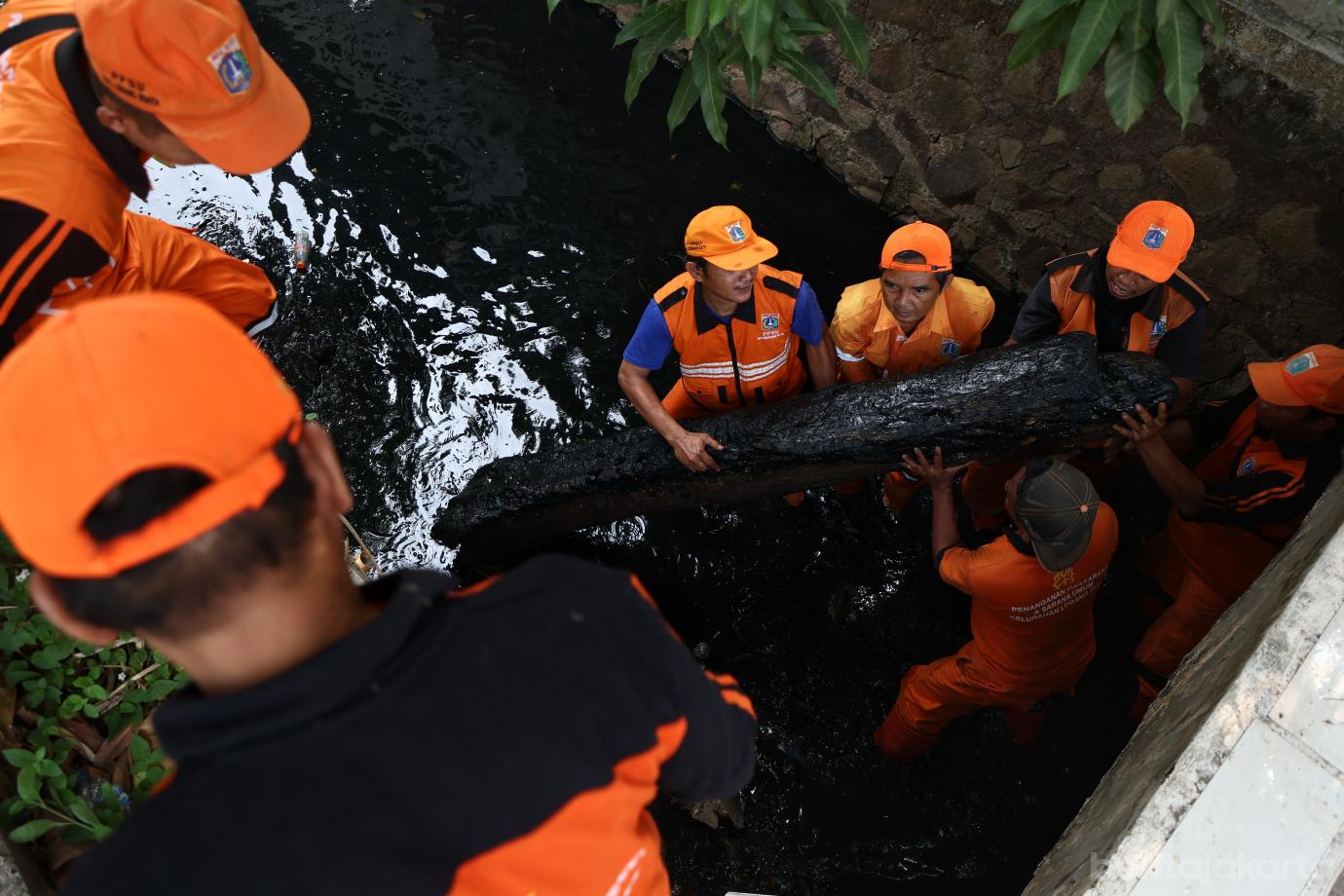 7.Antisipasi Musim Hujan, Gabungan Gerebek Saluran di Cilangkap