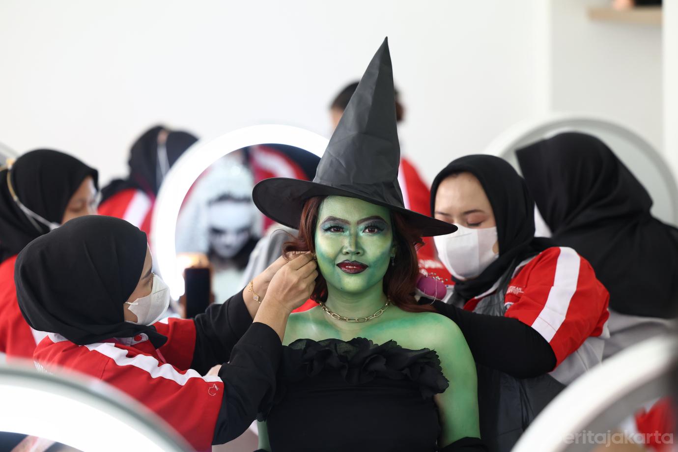 4.Peserta Pelatihan MUA PPKD Jakarta Timur Ikuti Tantangan Rias Karakter