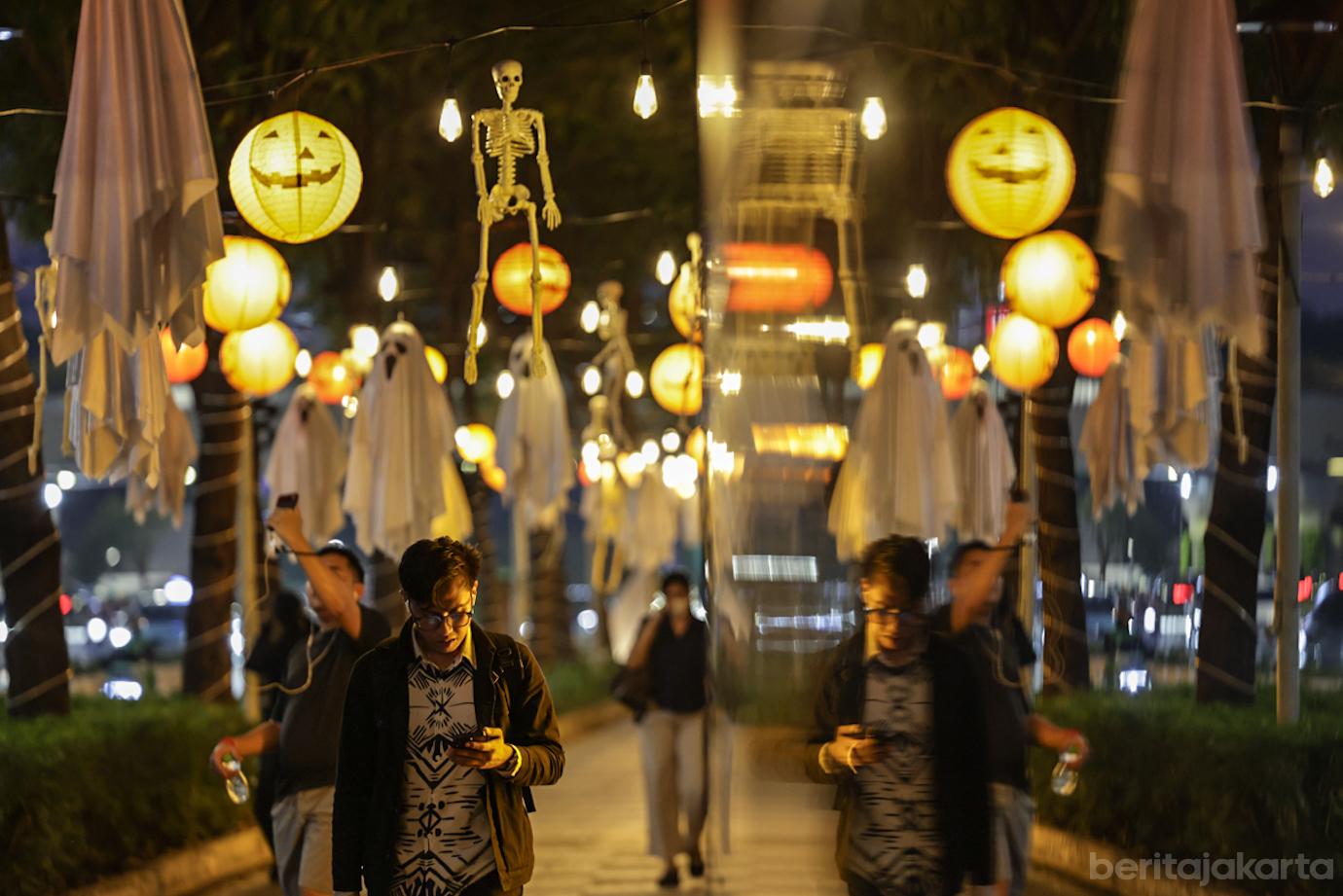 Aneka Ragam Boneka Hantu Hiasi Pedestrian Sudirman 4