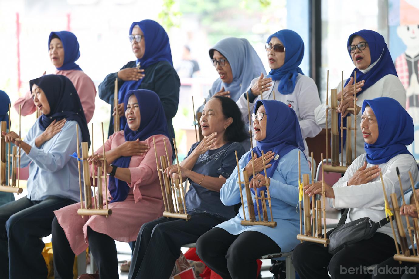 Lansia Latihan Angklung 4