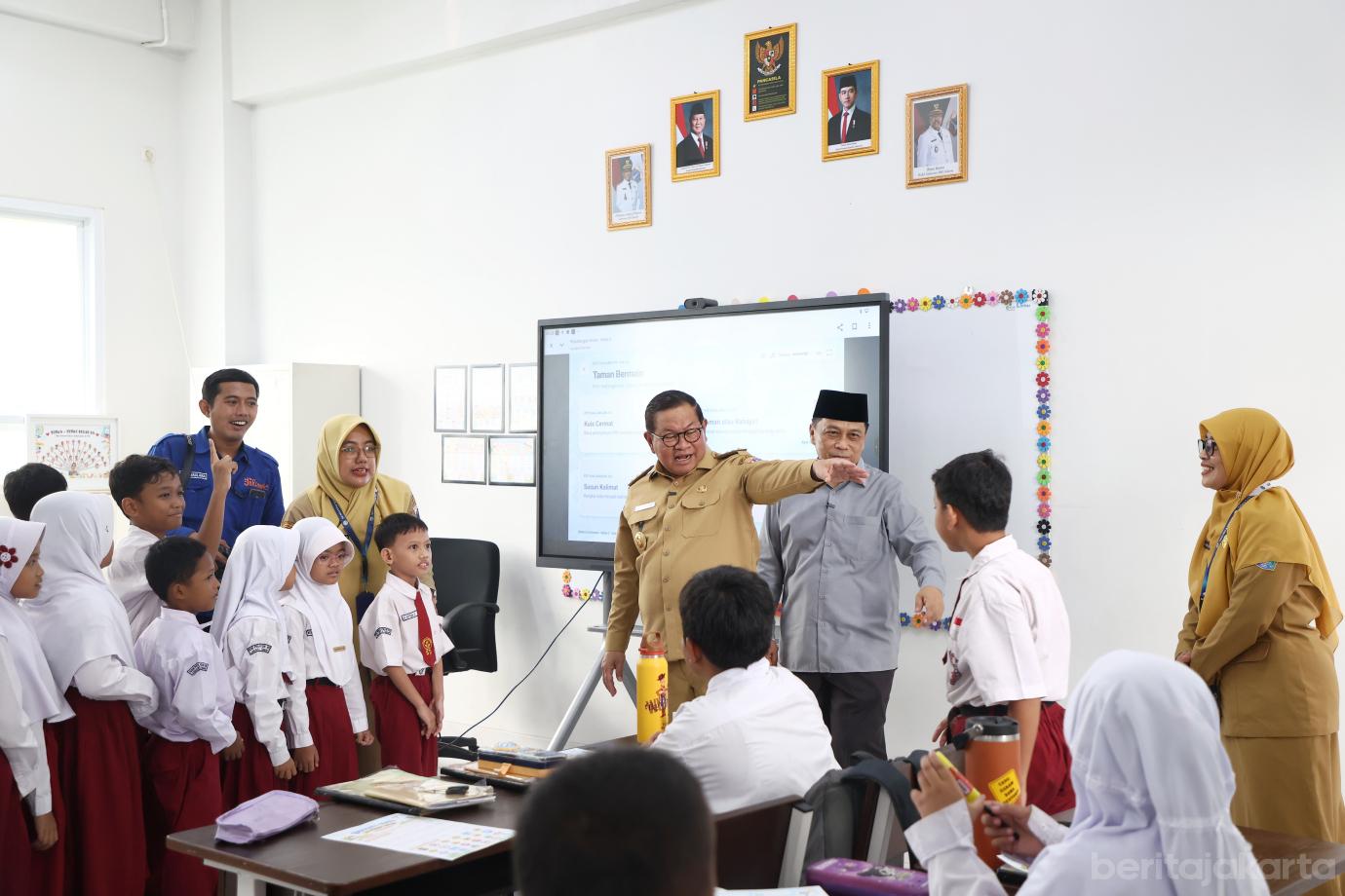 6.Pramono Tinjau SDN Pekayon 05 dan SMPN 91
