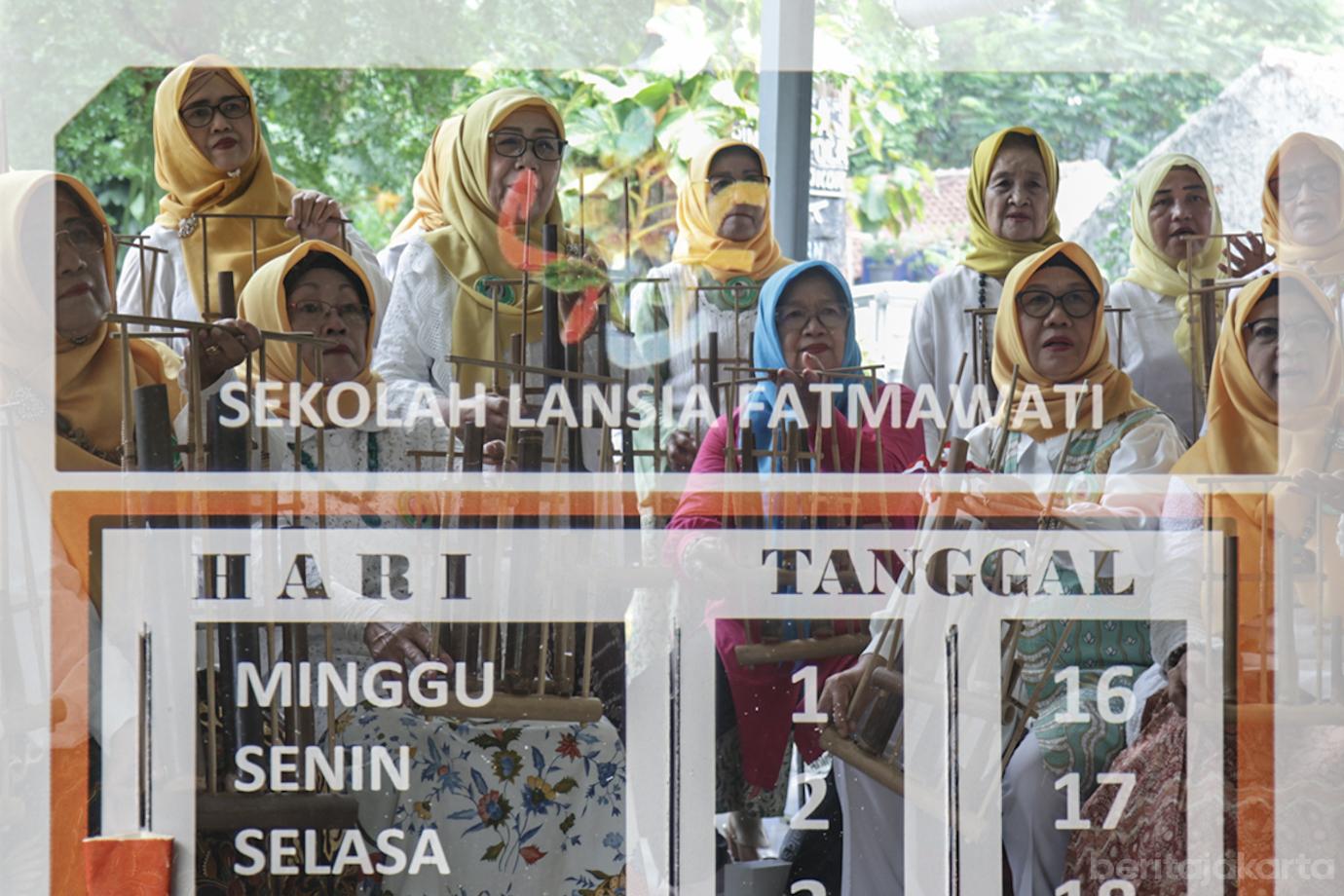 Melihat Asiknya Para Lansia Bermain Angklung 3
