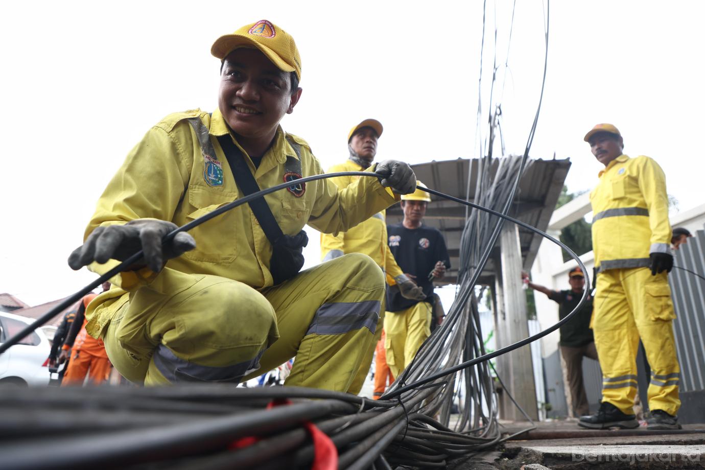 8.Dinas Bina Marga Tertibkan Kabel Udara di Jalan KS Tubun
