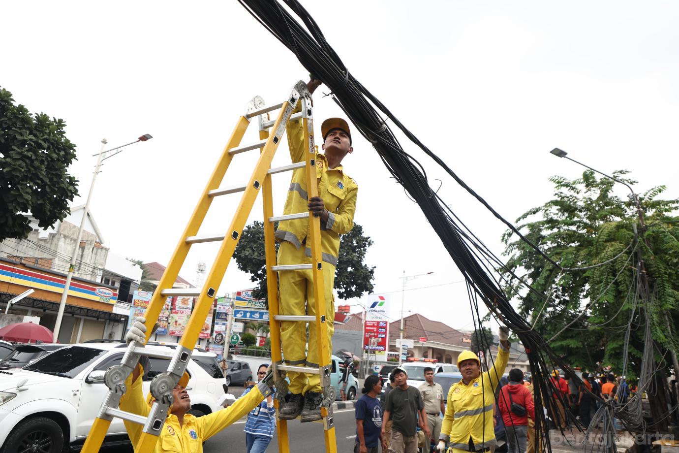 2.Dinas Bina Marga Tertibkan Kabel Udara di Jalan KS Tubun
