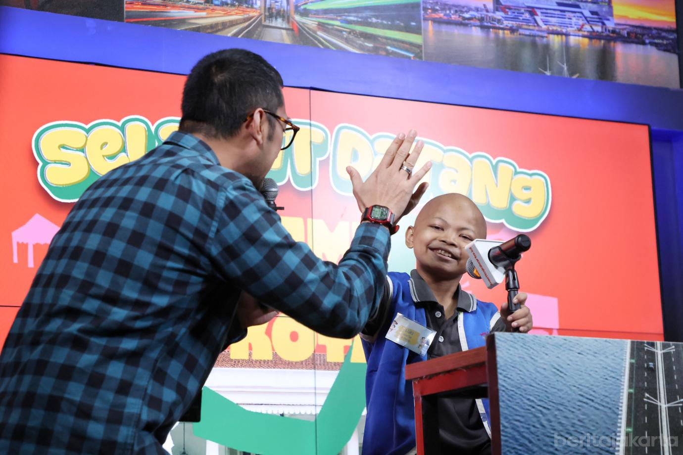 5.Antusiasme Anak Pejuang Kanker Jadi Reporter Cilik di Studio Berita Jakarta (1)
