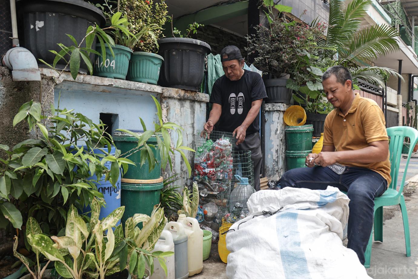 Melihat Layanan Jemput Bola di Bank Sampah Kenanga Semper Barat 3