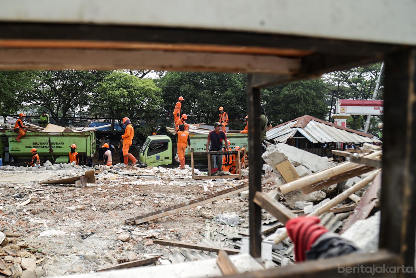 250 Petugas Gabungan Tertibkan Lahan Taman di Kembangan Utara 3