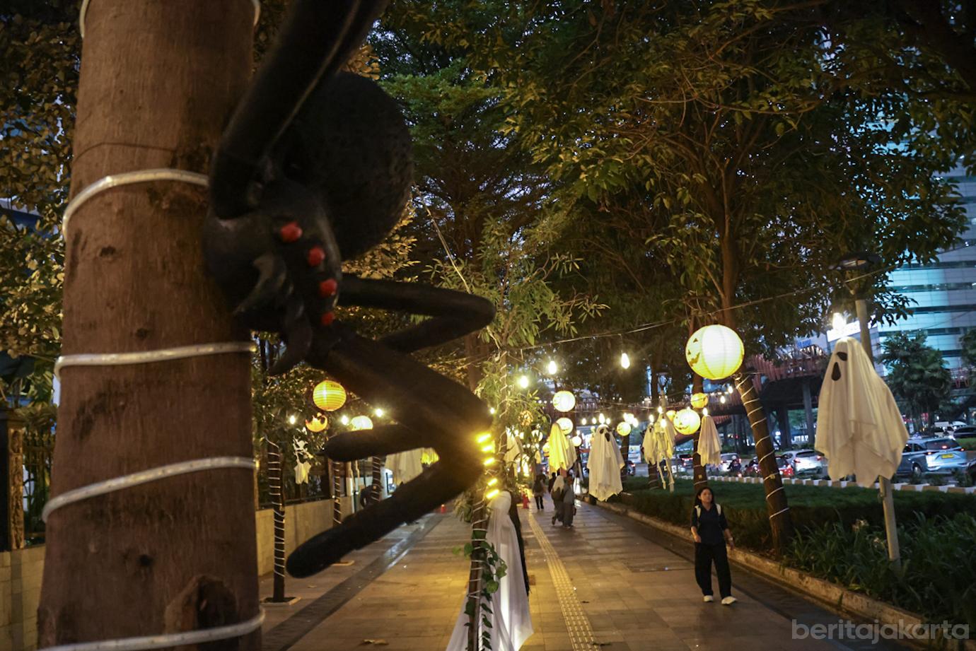 Aneka Ragam Boneka Hantu Hiasi Pedestrian Sudirman 2