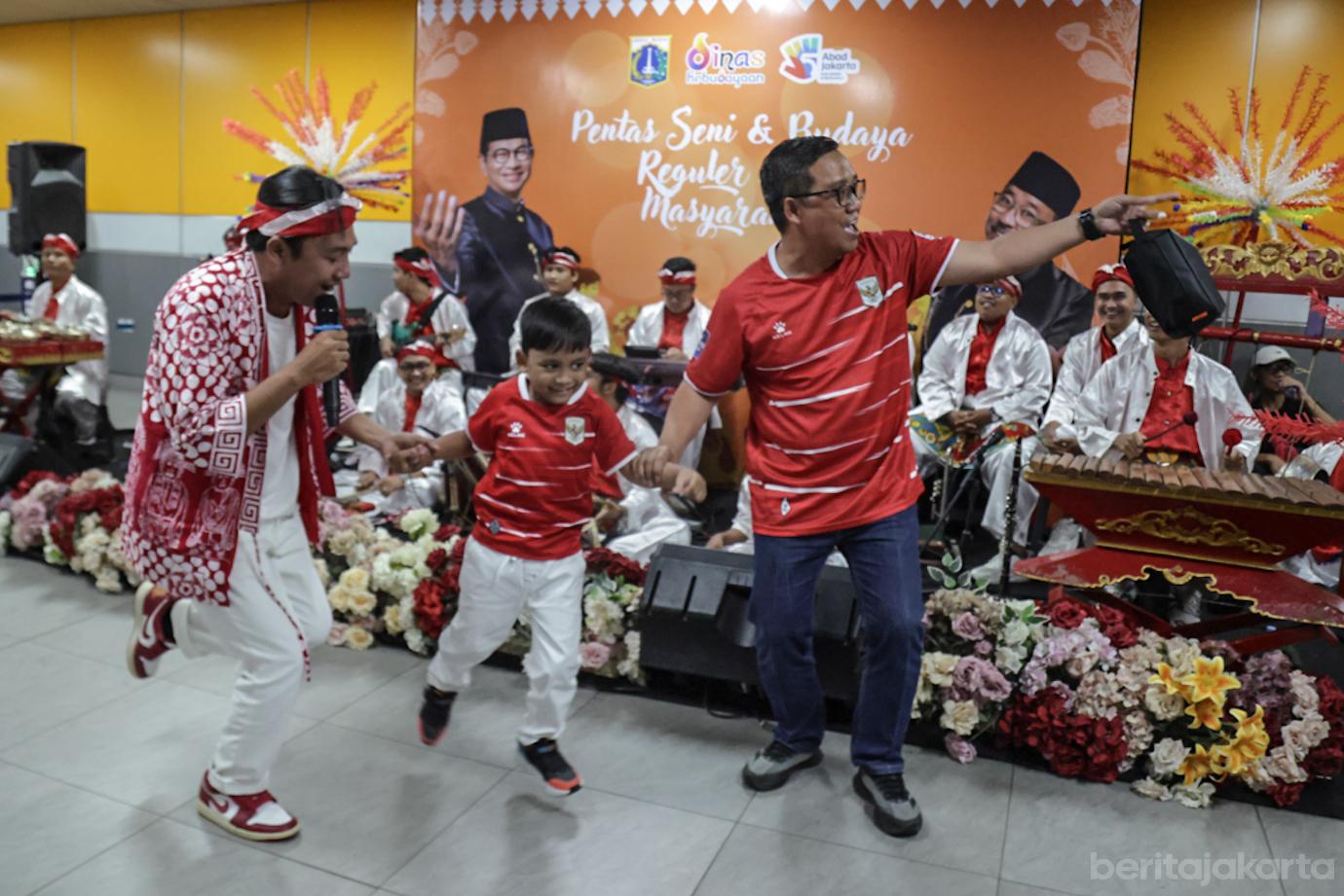 Gambang Kromong Hibur Para Penonton Timnas di Stasiun MRT Istora Mandiri 4