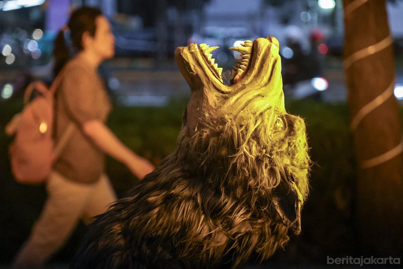 Aneka Ragam Boneka Hantu Hiasi Pedestrian Sudirman 3