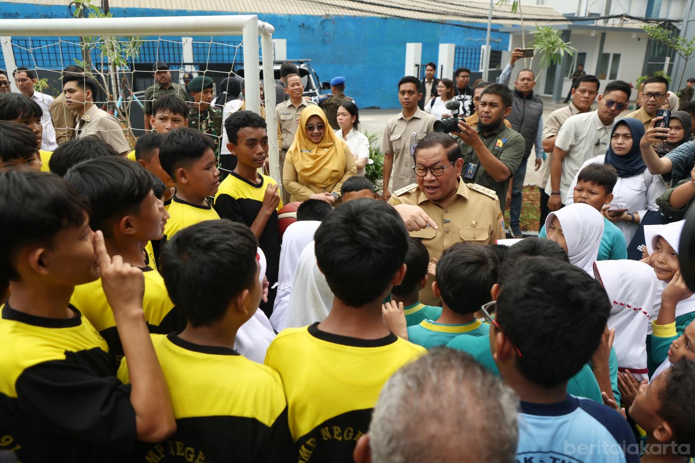 2.Pramono Tinjau SDN Pekayon 05 dan SMPN 91