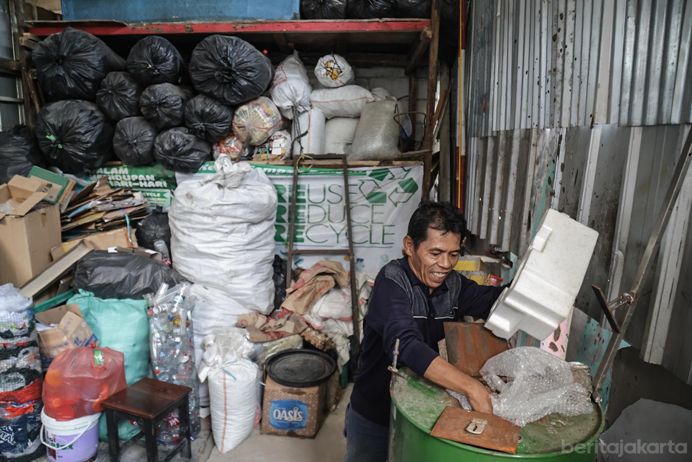 Warga Karet Kuningan Sulap Sampah Plastik dan Styrofoam Jadi Bahan Bakar Alternatif 1