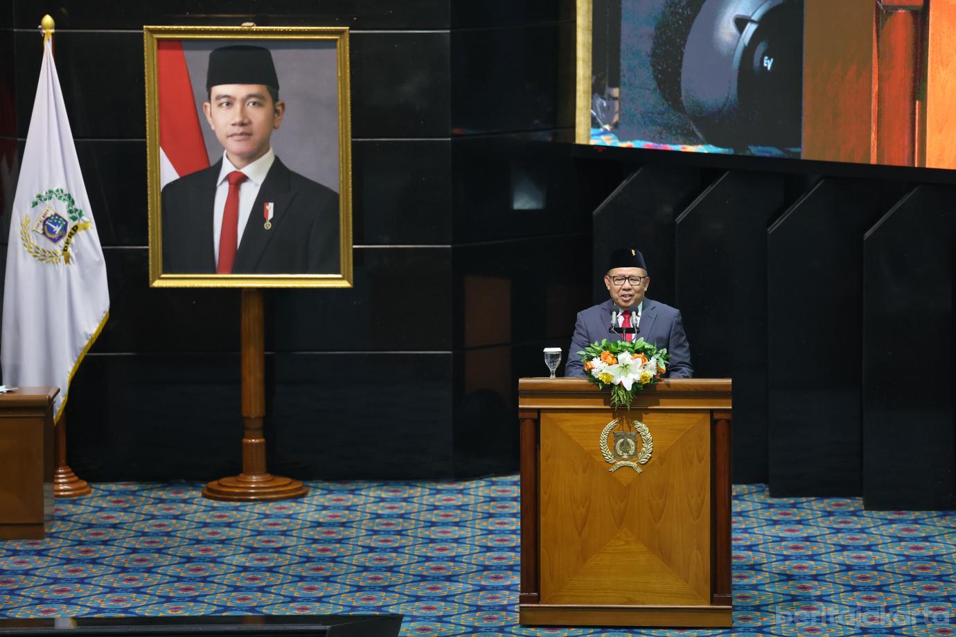 3.Pramono Sampaikan Jawaban Atas Pandangan Umum Fraksi fraksi DPRD DKI