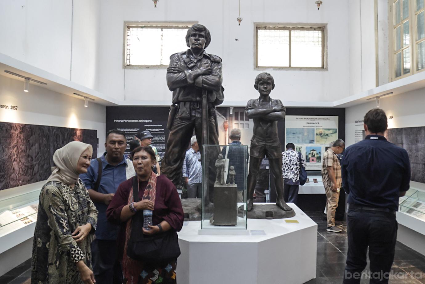 Menelusuri Sejarah dalam Pameran Dibalik Mural Harijadi 4