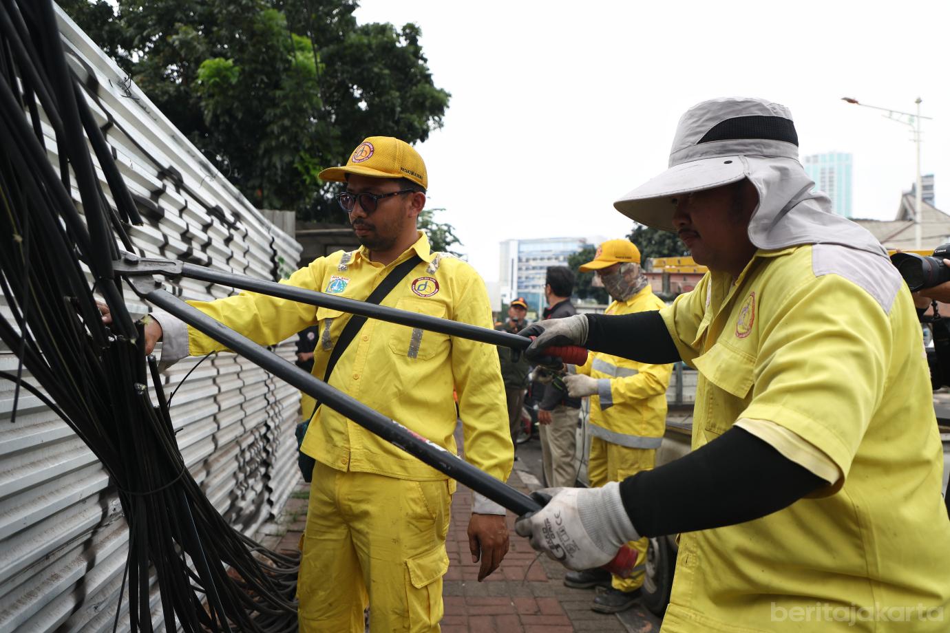 7.Dinas Bina Marga Tertibkan Kabel Udara di Jalan KS Tubun