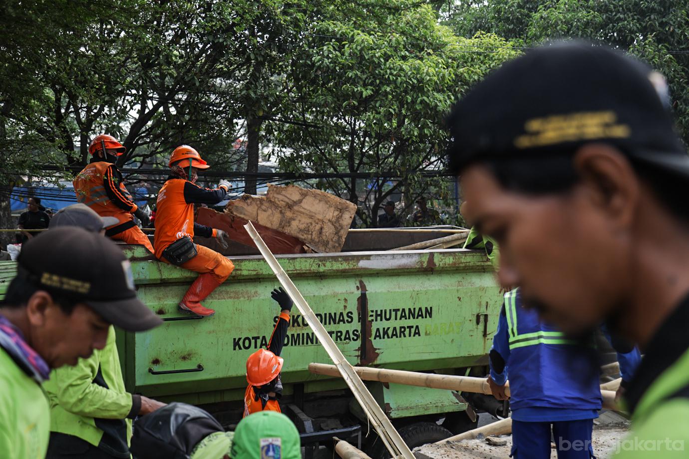 250 Petugas Gabungan Tertibkan Lahan Taman di Kembangan Utara 5