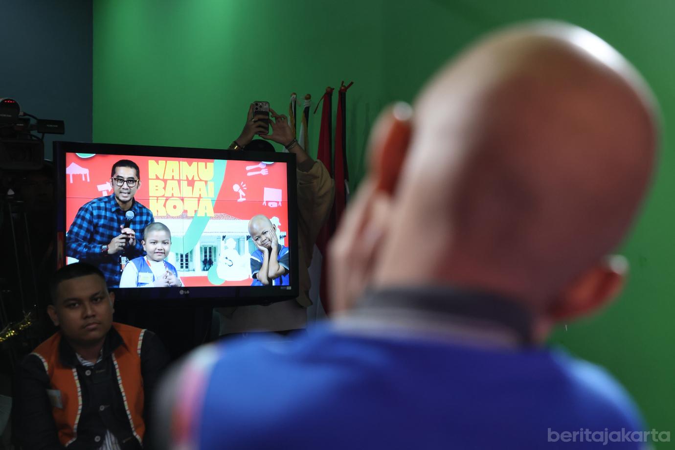 2.Antusiasme Anak Pejuang Kanker Jadi Reporter Cilik di Studio Berita Jakarta (1)