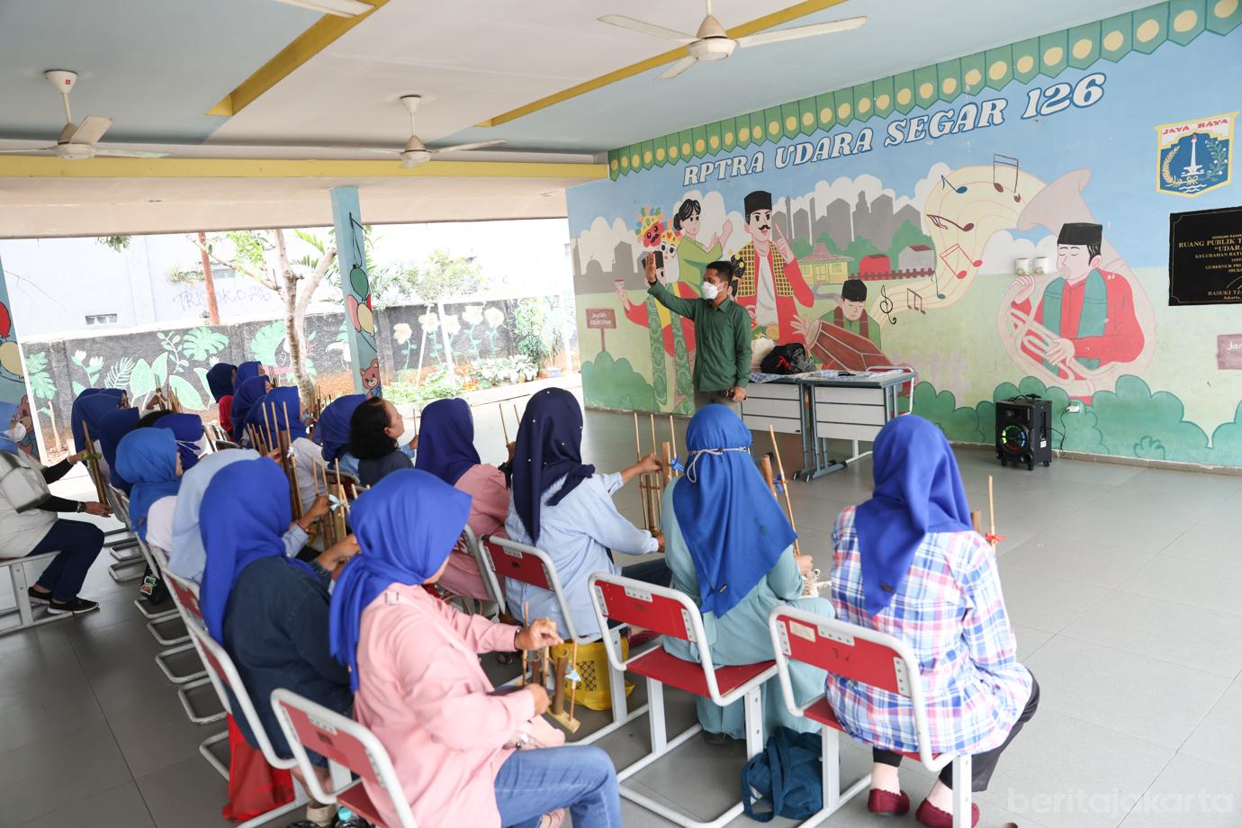 Lansia Latihan Angklung 3