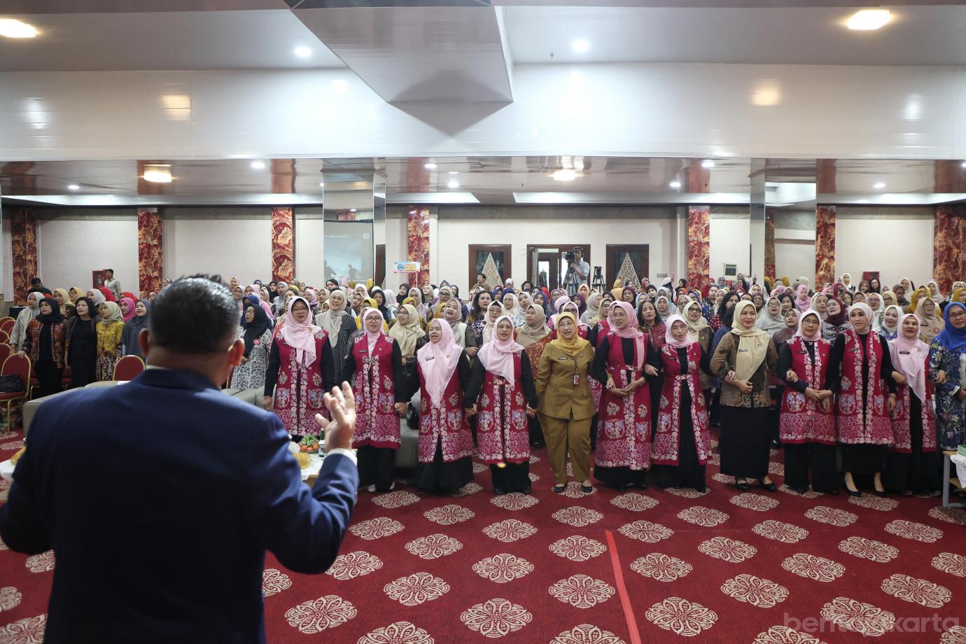 9.DWP DKI Kukuhkan Ibu SAPA untuk Perkuat Perlindungan Perempuan dan Anak