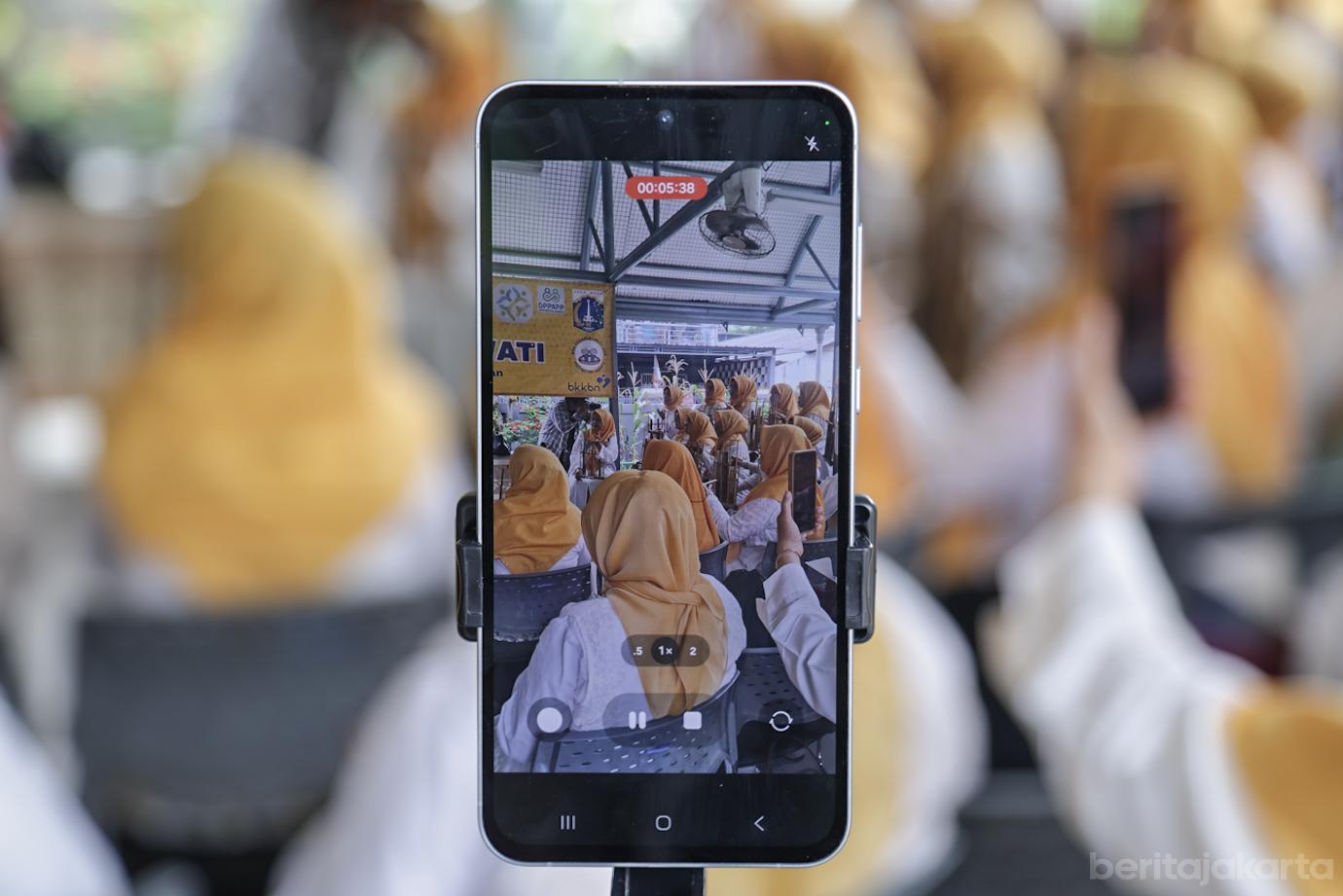 Melihat Asiknya Para Lansia Bermain Angklung 7